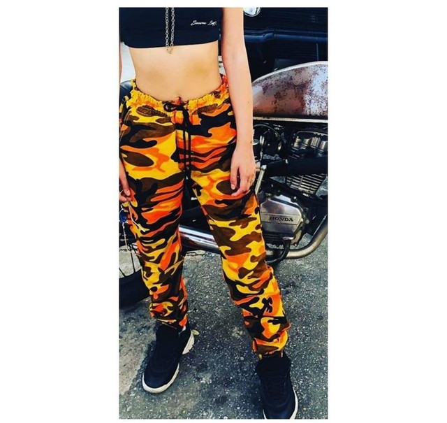 calça jogger camuflada laranja