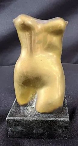 Escultura de bronze representando dorso e busto feminino com base de pedra  - Foto 4