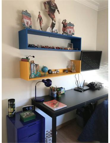 Kit prateleira, nicho + criado mudo porta brinquedo com rodízio - apenas 4 meses de uso