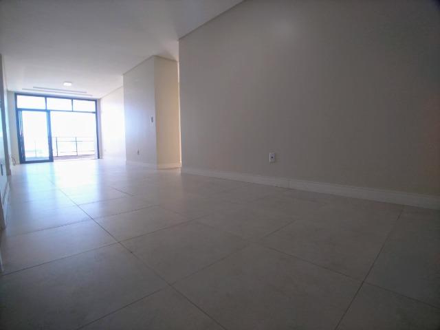 Amplo Apartamento 3 Dormitórios(1Suíte+2D) + Lavabo com 2 Vagas no Centro de Itajaí!