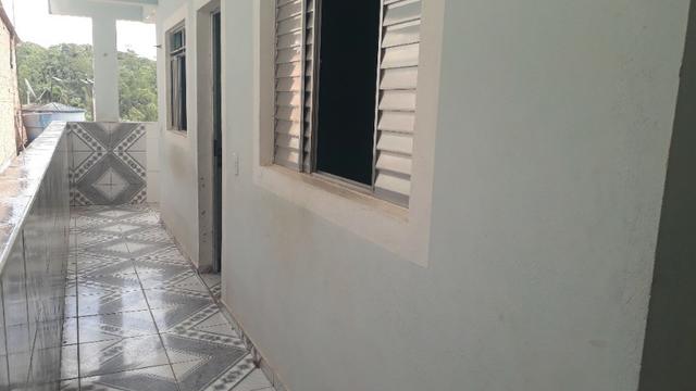 Aluga casa 2 cômodos no Jardim São Marcos p.f . Ônibus járd. São marco
