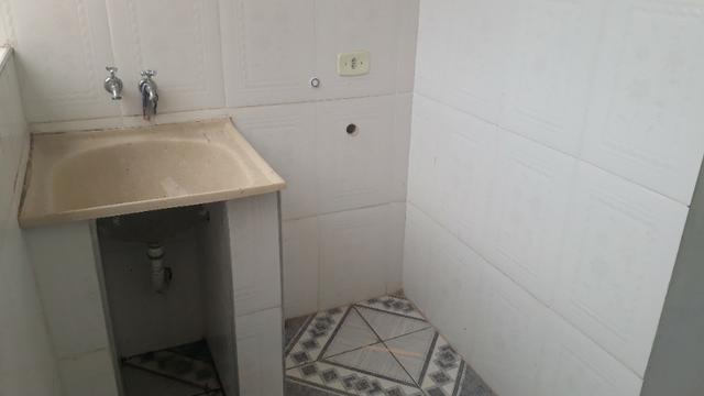 Aluga casa 2 cômodos no Jardim São Marcos p.f . Ônibus járd. São marco - Foto 5