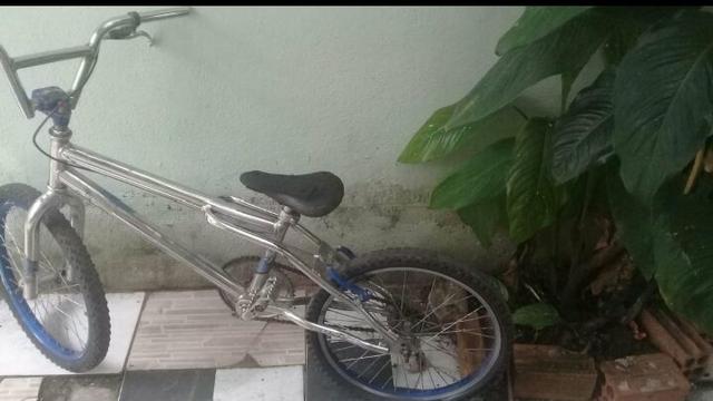 Bmx cromada ou troco por celular j8 - Foto 2