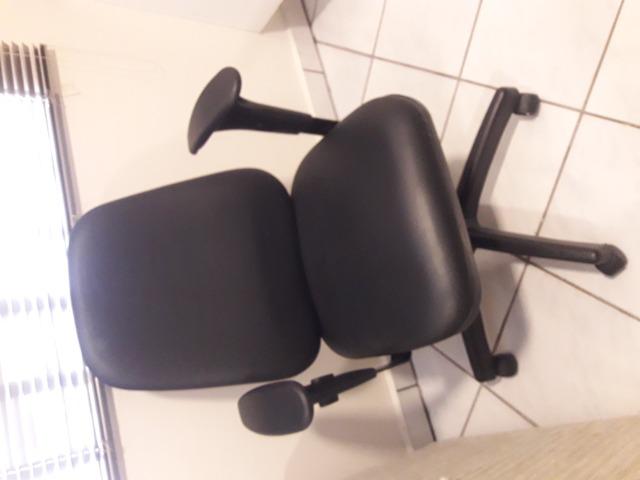 Mesa de escritório / cadeira preta giratória