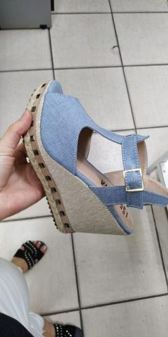 Sandália escarlata jeans