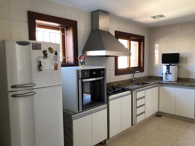 Excelente casa no centro com 4 quartos, uma suite e garagem - Foto 9