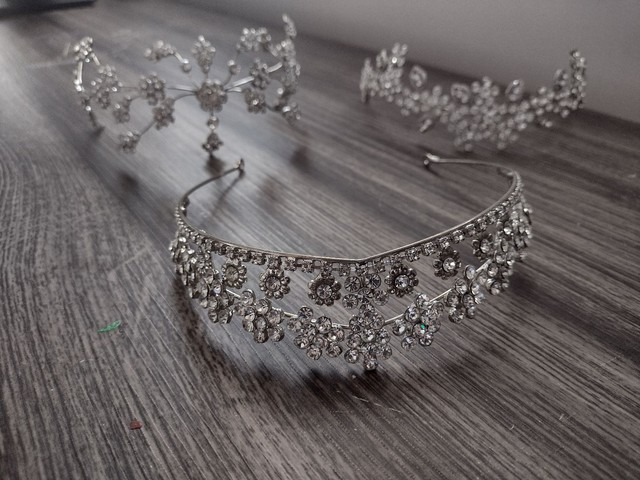 Tiaras para noivas, damas de honra e debutantes - Foto 3