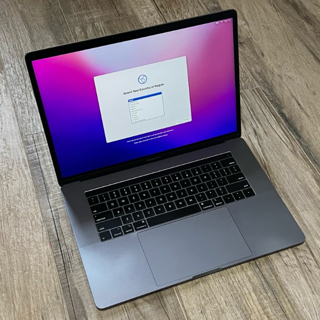 Apple Macbook Pro 15 I7-2.2ghz/16gb/256ssd 2018 Radeon Pro 555X 4gb Touch Bar - Impecável