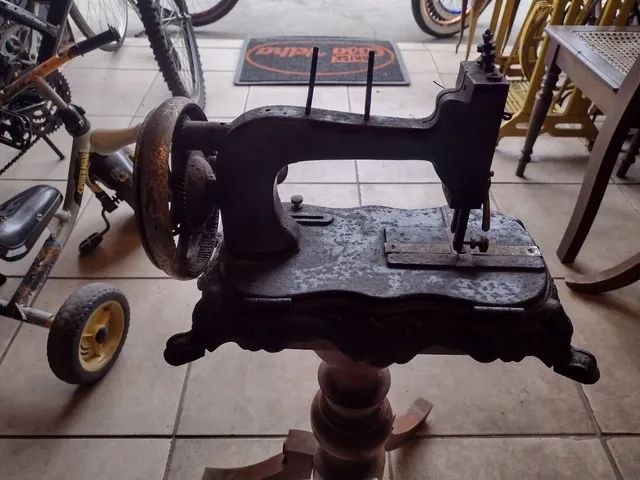 Antiga máquina de costura manual.  - Foto 4