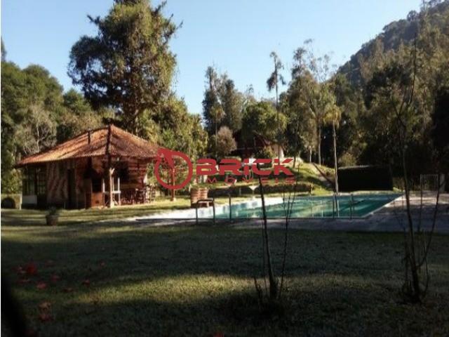 Sítio excelente em granja florestal.