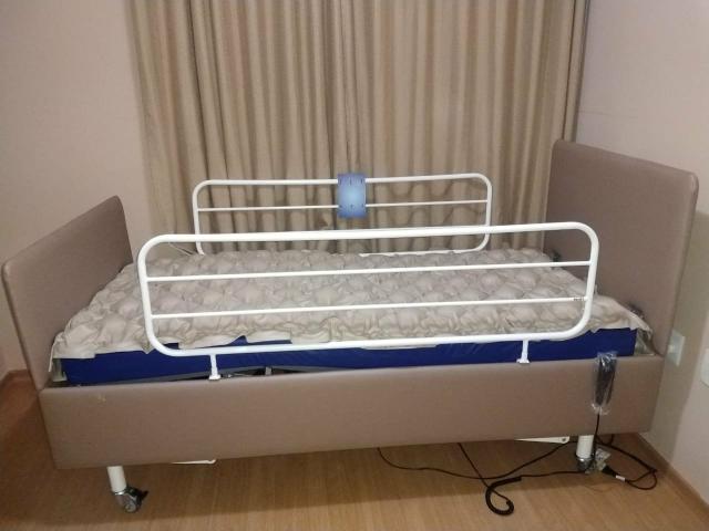 Cama motorizada hospitalar confort com rodinha (nunca usada)