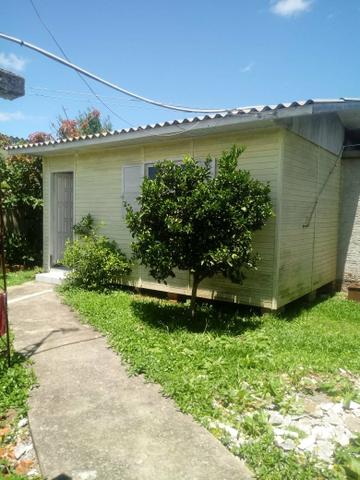 Alugo para pessoa solteira $ 450.00 água e luz inclusos
