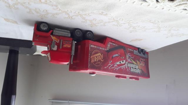 Caminhão de brinquedo e playset disney relampago mc queen