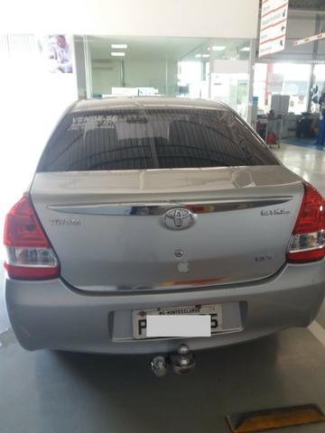 Aceito troca vendo Toyota Etios, 2017, prata, Automático, Kit Multimídia com Câmera de Ré - Foto 4