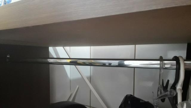Aparador de loja com cabideiro e rodinhas - Foto 2