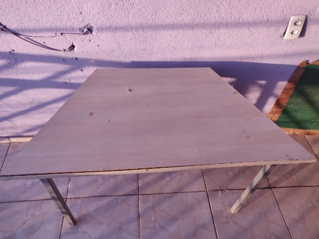 Mesa Escolar de madeira em ótimo estado - Foto 3