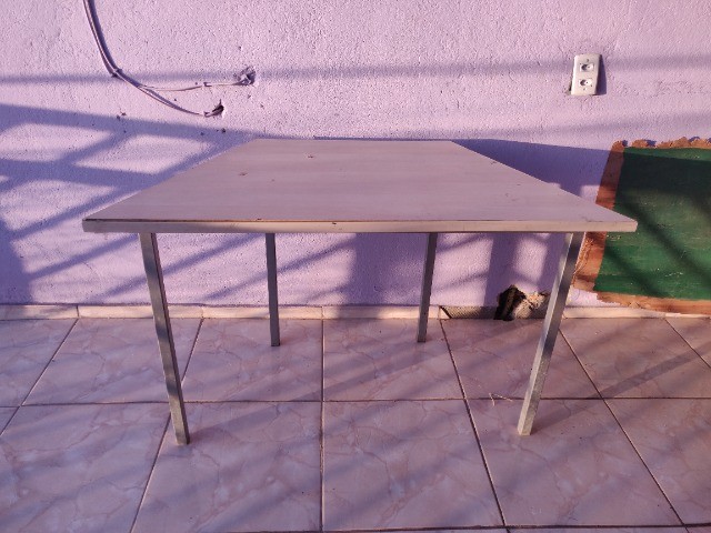 Mesa Escolar de madeira em ótimo estado