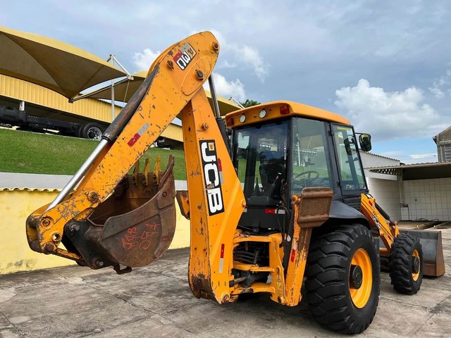 Retroescavadeira JCB 4×4 Cabinada ano 2013 - Foto 4