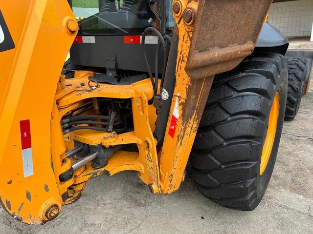 Retroescavadeira JCB 4×4 Cabinada ano 2013 - Foto 2