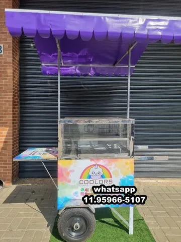 Carrinho de doces e bolos personalizado com placas bandejas