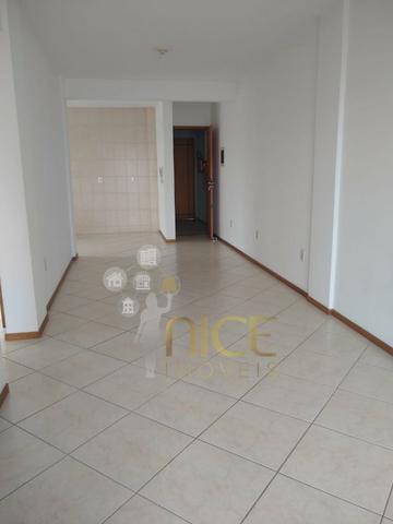 Amplo apartamento com 01 suíte + 01 dormitório no centro de Itajaí - Foto 2