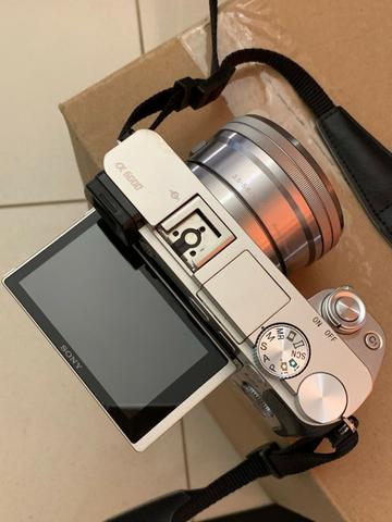 Câmera Mirrorless Sony alpha A6000 KIT 16-50MM 1 ano de uso - Foto 3