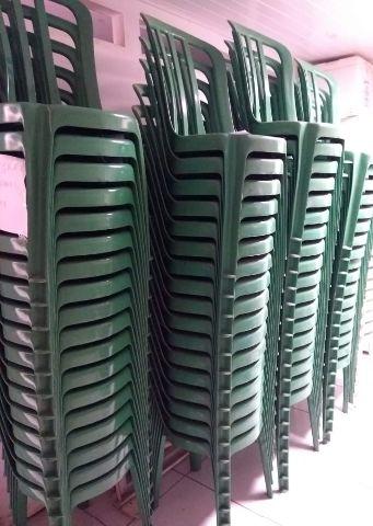 Cadeiras plásticas verdes