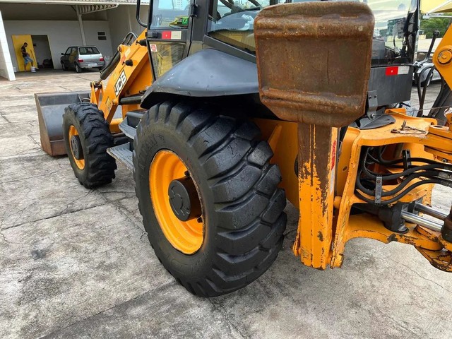 Retroescavadeira JCB 4×4 Cabinada ano 2013 - Foto 6