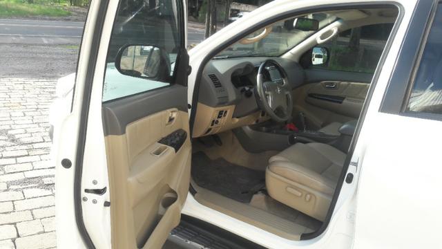 Toyota hilux sw4 srv 4x4 ano 2013 07 lugares aut valor: 130.000,00 - Foto 7