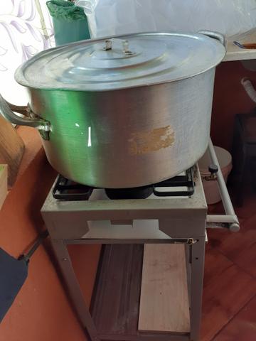 Vendo urgente um fogão industrial, uma panela grande