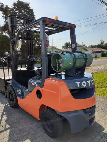 Empilhadeira Toyota 2,5 Toneladas
