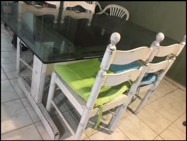 Mesa com tampo de vidro (1,60) e base em madeira laqueada