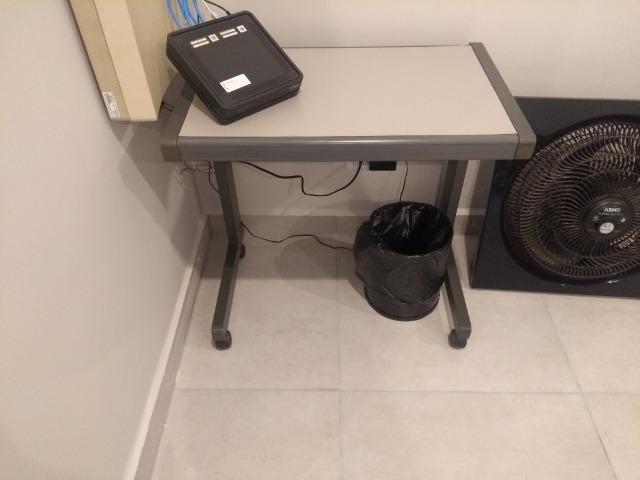 Vendo Conjunto de 4 mesas de aço e madeira - Foto 4