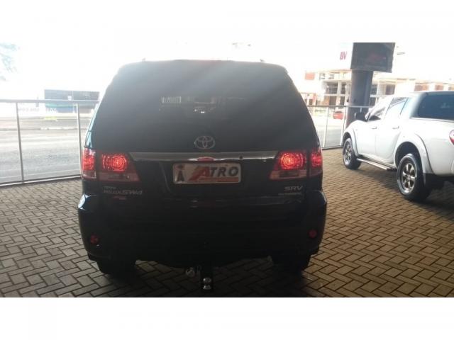TOYOTA HILUX SW4 SRV D4-D 4X4 3.0 TDI DIES. AUT - Foto 18