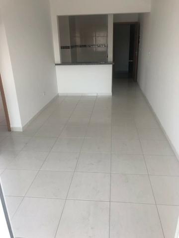 Apartamento perto do mar, excelente localização residencial, com 2 dorm e sacada - Foto 2