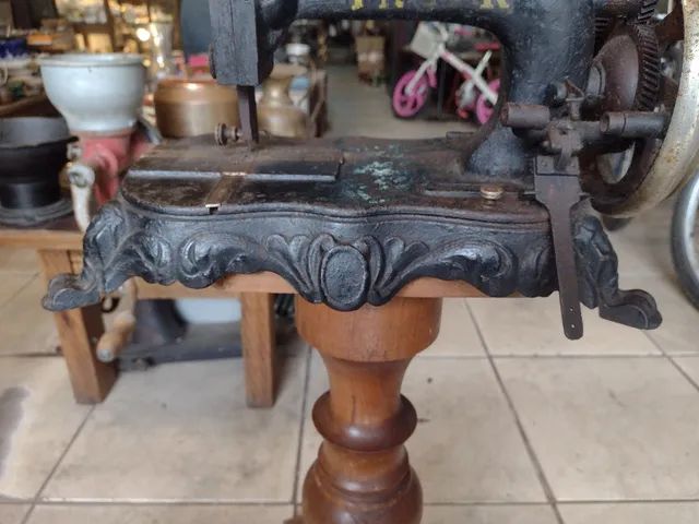 Antiga máquina de costura manual.  - Foto 2