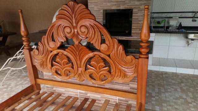 Cama de casal talhada em madeira maciça
