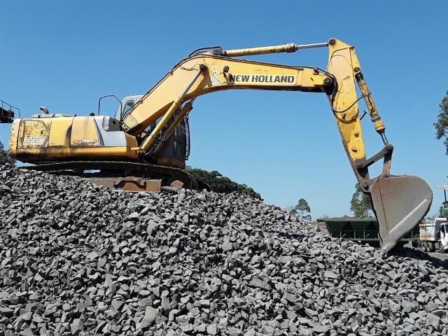 Escavadeira New Holland E215B ano 2012