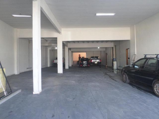 Barracão com espaço comercial e depósito