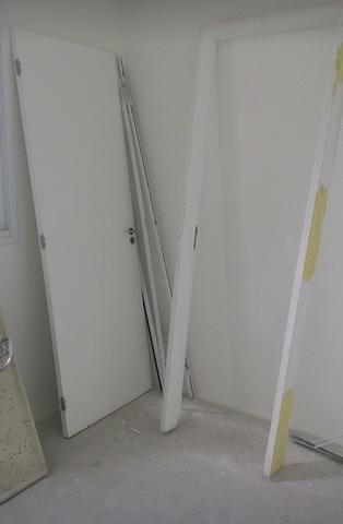 Porta branca com batente simples 2,10 x 0,72 com fechadura e 2 copias da chave