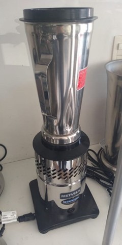 Liquidificador de baixa rotação 2l 220 v (equip.novo)