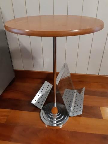 Mesa com porta revista
