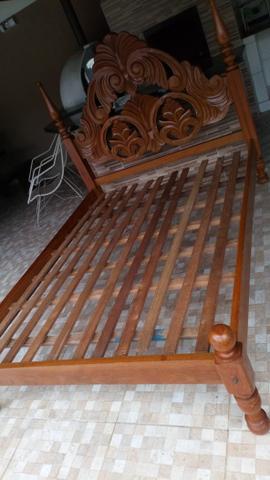 Cama de casal talhada em madeira maciça - Foto 3