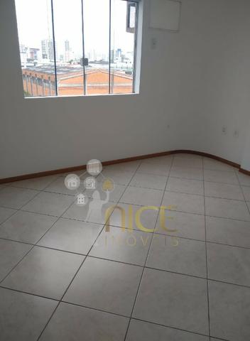 Amplo apartamento com 01 suíte + 01 dormitório no centro de Itajaí - Foto 4