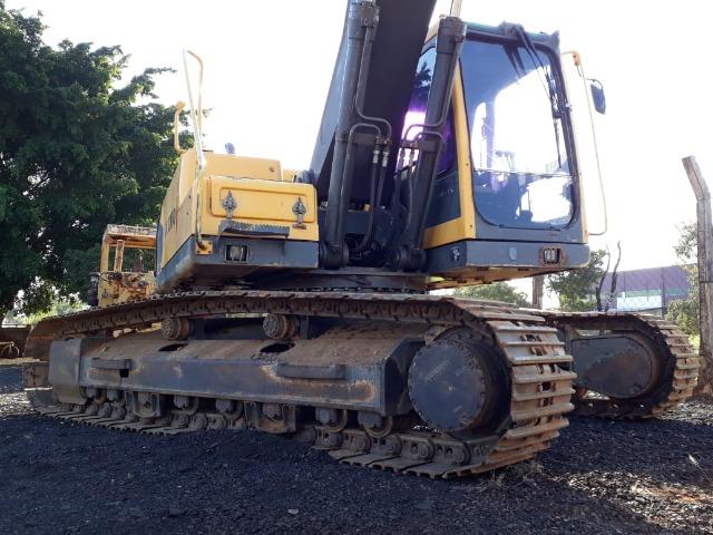 Escavadeira Volvo EC210 ano 2010 - Foto 3