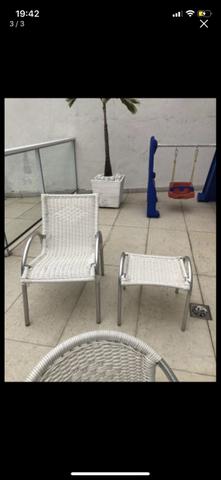 Vendo mesa e cadeiras