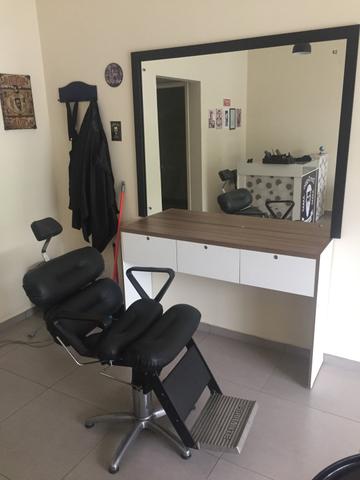 Cadeira de barbeiro com bancada e espelho. - Foto 2