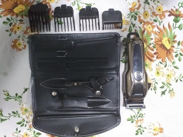 Máquina de corte Cordelles Kemei 1990 usada pouquíssimas vezes + Kit de tesoura Obopekal - Foto 5