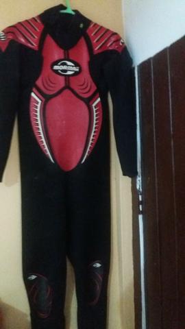 Roupa de borracha para surfar