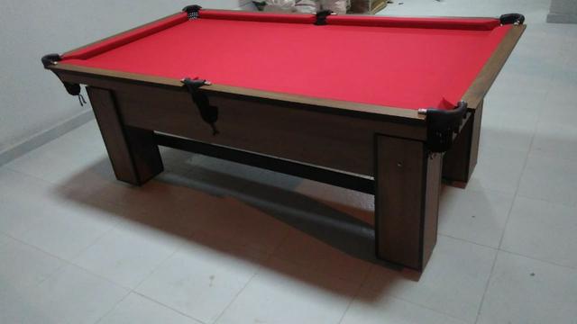 Mesa com 4 Pés Laterais Cor Imbuia Tecido Vermelha Mod. QNDI4285